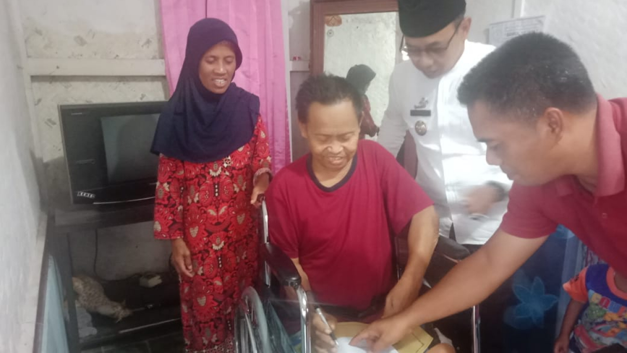 Menjenguk Orang Sakit Merupakan Salah Satu Kegiatan Sosial Desa Sindangsari